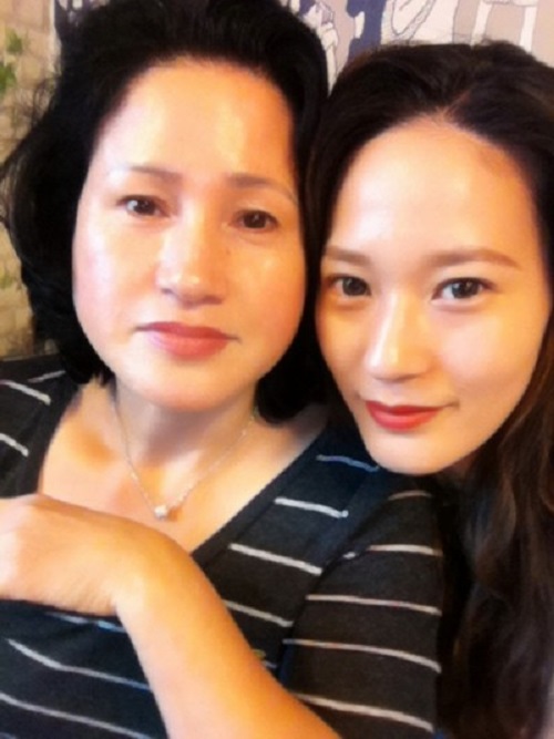 이영진, 엄마가 더 예뻐! < 인사이드 < 스타 < 기사본문 - 라이브엔 이영진, 엄마가 더 예뻐! - 라이브엔