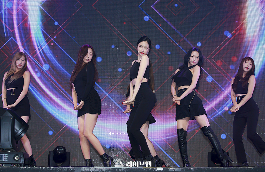 [LIVE리포트] 에이핑크, 핑크 벗고 블랙 입었다...'성숙+고혹+시크UP' 청순함 '1도 없어'