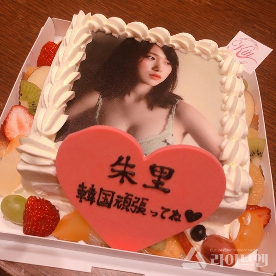 [J 스타] 타카하시 쥬리 (高橋朱里), AKB48 동기들의 한국 활동 격려 케이크 인증샷 공개 < INSIDE < J STAR < 기사본문 - 라이브엔 [J 스타]... 