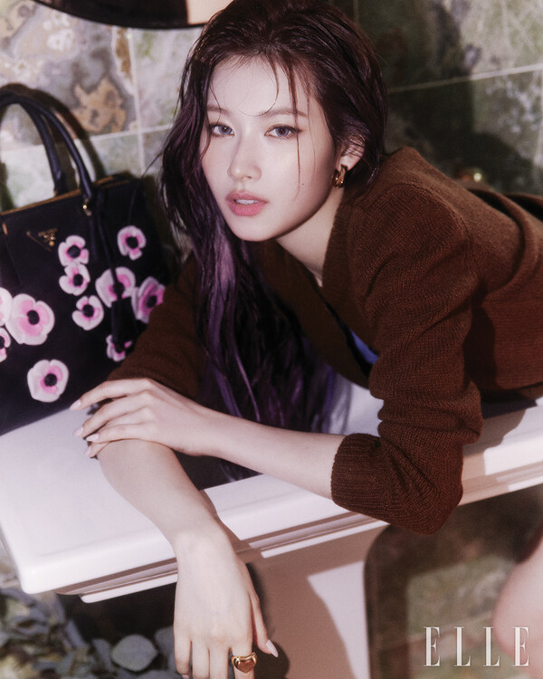 트와이스 사나 화보, 과감한 포즈와 눈빛 < 화보 < 스타 < 기사본문 - 라이브엔 트와이스 사나 화보, 과감한 포즈와 눈빛 - 라이브엔